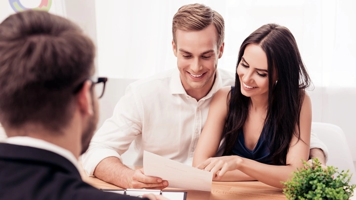 Ein Finanzberater berät ein Paar zu einem Kredit